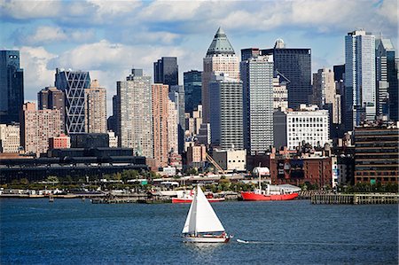 simsearch:614-02763363,k - River and manhattan buildings Stock Photo - Premium Royalty-Free, Code: 614-03393510