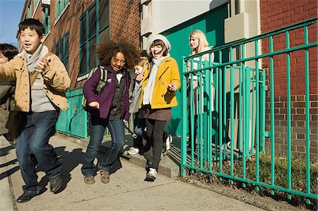 scuola elementare - Children outside school Fotografie stock - Premium Royalty-Free, Codice: 614-03393628