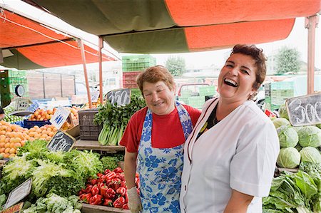 Deux commerçants femelles sur le stand de légume Photographie de stock - Premium Libres de Droits, Code: 614-03393793