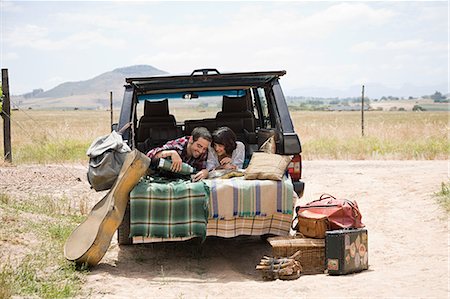 Couple relaxing in back of suv Foto de stock - Sin royalties Premium, Código: 614-03393836