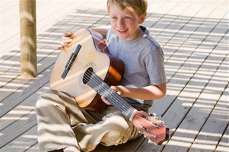 Boy playing guitar Foto de stock - Sin royalties Premium, Código: 614-03419981