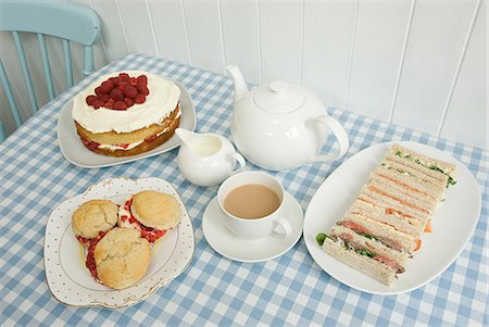 scone - Thé avec des sandwichs et gâteaux Photographie de stock - Premium Libres de Droits, Code: 614-03420329