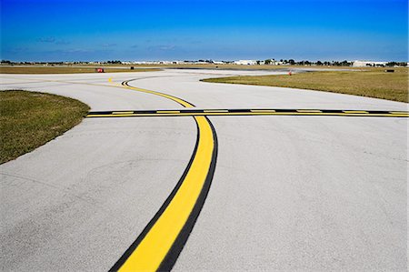 pista de aterrizaje - Airport runway Foto de stock - Sin royalties Premium, Código: 614-03420423