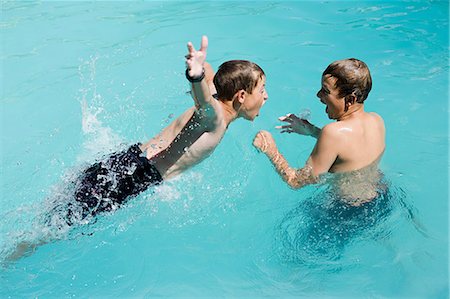 Boys playing in swimming pool, Auckland Foto de stock - Royalty Free Premium, Número: 614-03455029