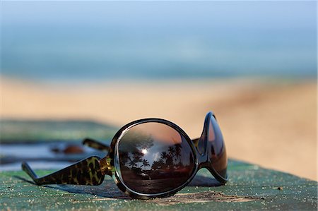 sun glasses summer - Lunettes de soleil reflétant les palmiers Photographie de stock - Premium Libres de Droits, Code: 614-03455084