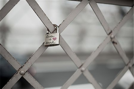 simsearch:614-03455108,k - Padlock on fence Stock Photo - Premium Royalty-Free, Code: 614-03455101