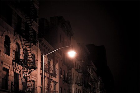 escalera de incendios - Buildings and streetlight at night Foto de stock - Sin royalties Premium, Código: 614-03455116