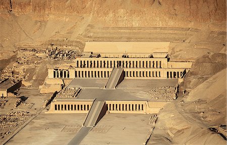 Aerial view of hatshepsut temple Fotografie stock - Premium Royalty-Free, Codice: 614-03455172