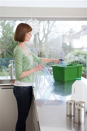 recyclage - Femme faisant le recyclage Photographie de stock - Premium Libres de Droits, Code: 614-03455334
