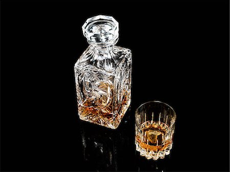 simsearch:614-01561259,k - Whiskey in glass and decanter Foto de stock - Sin royalties Premium, Código: 614-03468761