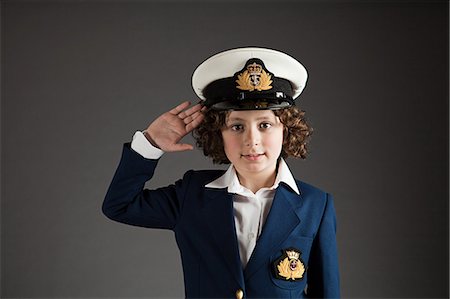 saudando - Young boy dressed up in sailor outfit, saluting Foto de stock - Royalty Free Premium, Número: 614-03469507