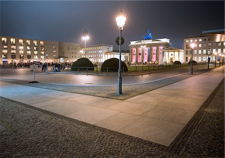 puerta de brandemburgo - Pariser platz and brandenburg gate in berlin Foto de stock - Sin royalties Premium, Código: 614-03506772