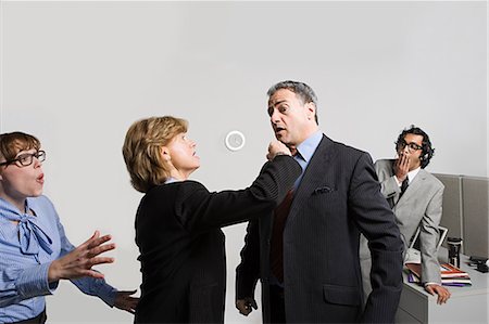 puñetazos - Businesswoman punching businessman Foto de stock - Sin royalties Premium, Código: 614-03507024