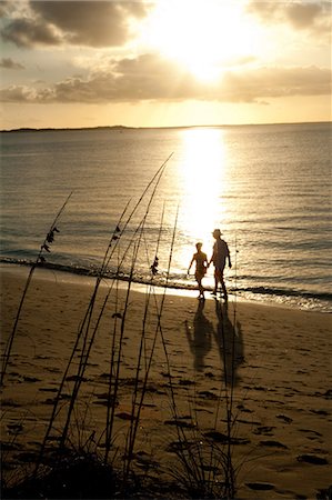 simsearch:614-02837631,k - Couple on beach at sunset. Foto de stock - Sin royalties Premium, Código: 614-03551506