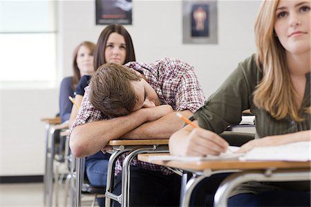 Élève du secondaire mâles endormi dans la classe Photographie de stock - Premium Libres de Droits, Code: 614-03551977