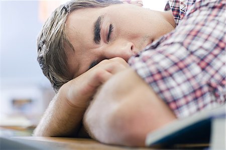 Élève du secondaire mâles endormi dans la classe Photographie de stock - Premium Libres de Droits, Code: 614-03551992