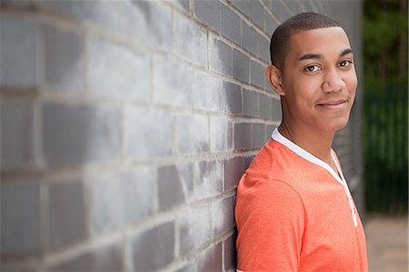 Young man by wall Foto de stock - Sin royalties Premium, Código: 614-03552039