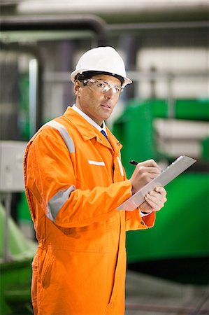 Engineer in factory with clipboard Foto de stock - Sin royalties Premium, Código: 614-03552239