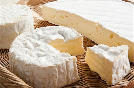 Camembert and brie cheeses Foto de stock - Royalty Free Premium, Número: 614-03576611