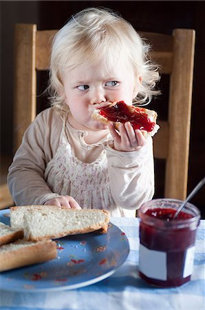 simsearch:614-03576636,k - Femelle bébé manger pain et confiture Photographie de stock - Premium Libres de Droits, Code: 614-03576662