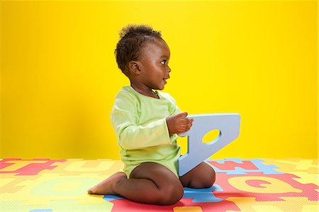 Baby boy playing with toy alphabet letters Foto de stock - Sin royalties Premium, Código: 614-03576726