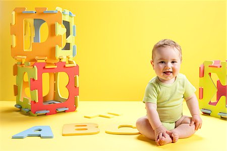 simsearch:614-03576718,k - Petit garçon jouant avec des lettres de l'alphabet jouet Photographie de stock - Premium Libres de Droits, Code: 614-03576728