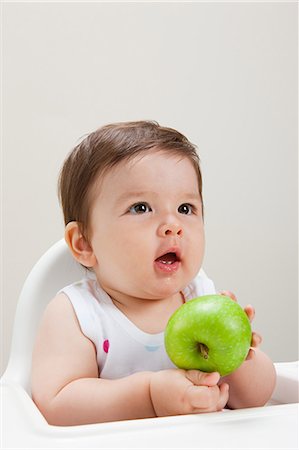 simsearch:614-03576718,k - Baby boy avec apple Photographie de stock - Premium Libres de Droits, Code: 614-03576721