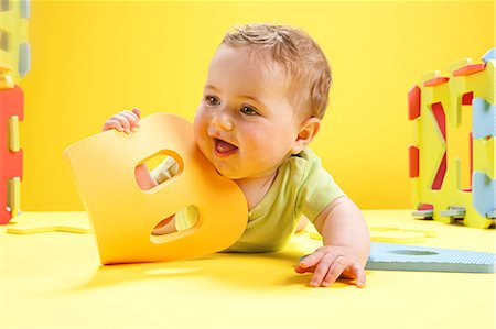 Baby boy playing with toy alphabet letters Foto de stock - Sin royalties Premium, Código: 614-03576733