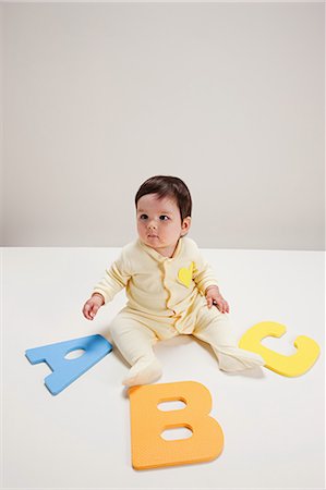 Baby boy playing with toy alphabet letters Foto de stock - Sin royalties Premium, Código: 614-03576749