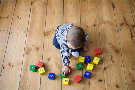 desenvolvimento - Baby boy playing with building blocks Foto de stock - Royalty Free Premium, Número: 614-03576967