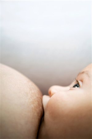 Baby breast feeding Foto de stock - Sin royalties Premium, Código: 614-03576992