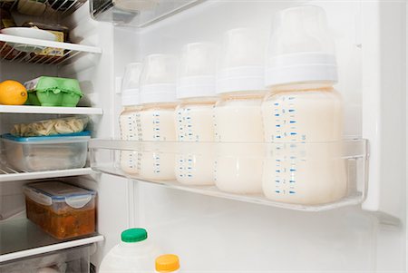 Bottles of breast milk in refrigerator Foto de stock - Royalty Free Premium, Número: 614-03577019