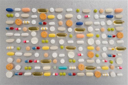 simsearch:614-03577280,k - Rows of pills on grey background Stock Photo - Premium Royalty-Free, Code: 614-03577276