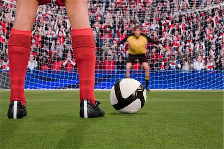 photo of a crowd of people at a game - Goalkeeper anticipating free kick Foto de stock - Sin royalties Premium, Código: 614-03647723