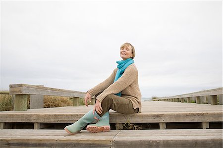 respirar - Woman sitting on walkway at the coast Foto de stock - Sin royalties Premium, Código: 614-03647802