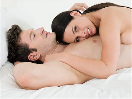 simsearch:614-03648019,k - Young couple lying on bed Foto de stock - Sin royalties Premium, Código: 614-03648000