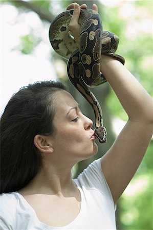 pitón pelota - Woman kissing a snake Foto de stock - Sin royalties Premium, Código: 614-03648510