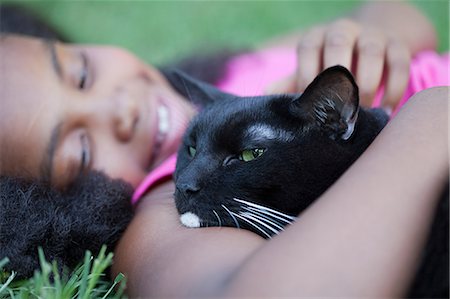 Girl cuddling cat Fotografie stock - Premium Royalty-Free, Codice: 614-03648527