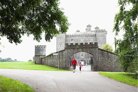 dublín - People at Slane Castle, Slane, Ireland Foto de stock - Sin royalties Premium, Código: 614-03648605