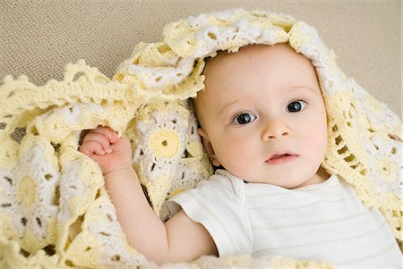 Bébé avec couverture Photographie de stock - Premium Libres de Droits, Code: 614-03648668