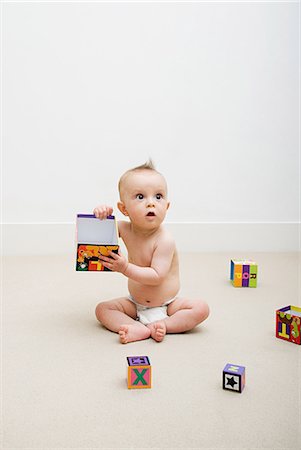 simsearch:614-03648659,k - Baby playing with toy blocks Fotografie stock - Premium Royalty-Free, Codice: 614-03648681