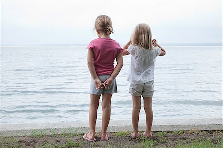 Two little girls by the sea Foto de stock - Sin royalties Premium, Código: 614-03648734