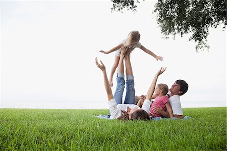Balanceakt am Fuß der Mutter Mädchen Stockbilder - Premium RF Lizenzfrei, Bildnummer: 614-03648736