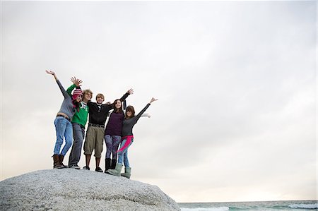 Group of friends standing on boulder Foto de stock - Sin royalties Premium, Código: 614-03648930