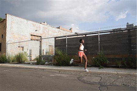 simsearch:614-02763069,k - Woman running in brooklyn Foto de stock - Royalty Free Premium, Número: 614-03649211