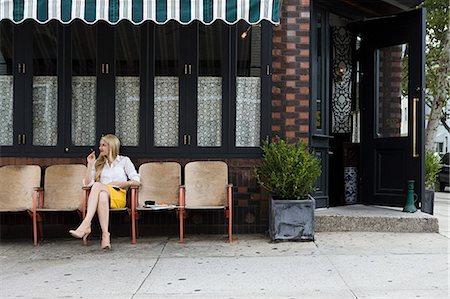 sidewalk cafe - Femme assise à l'extérieur de la cafétéria Photographie de stock - Premium Libres de Droits, Code: 614-03649624