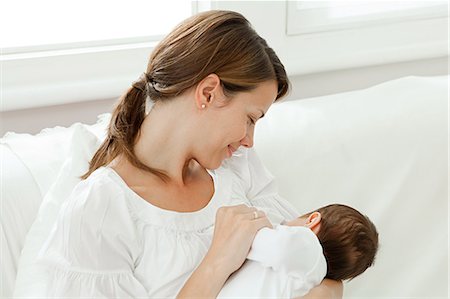 Alimentation bébé de poitrine de la mère Photographie de stock - Premium Libres de Droits, Code: 614-03684084