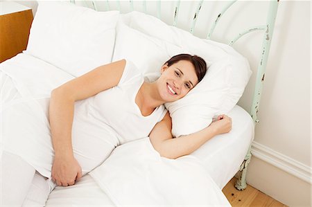 simsearch:614-03684171,k - Pregnant woman lying in bed Foto de stock - Royalty Free Premium, Número: 614-03684094