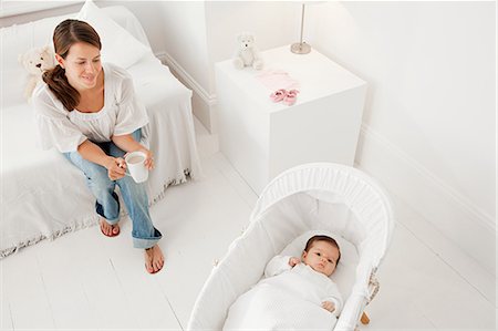 Mother looking at baby in bassinet Foto de stock - Sin royalties Premium, Código: 614-03684100