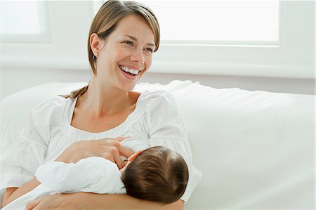 feeding adult baby girl - Alimentation bébé de poitrine de la mère Photographie de stock - Premium Libres de Droits, Code: 614-03684103